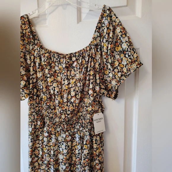 Adorable Floral sundress - Picture 3 of 8